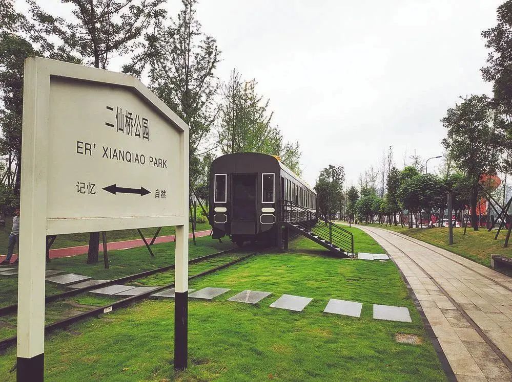 绿皮火车上吃火锅？这很成都！