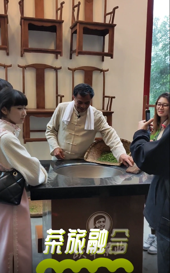 雅茶茶旅融合游客体验手工制茶